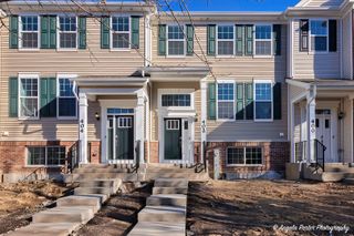 402 Neubauer Circle, Lindenhurst, IL 60046