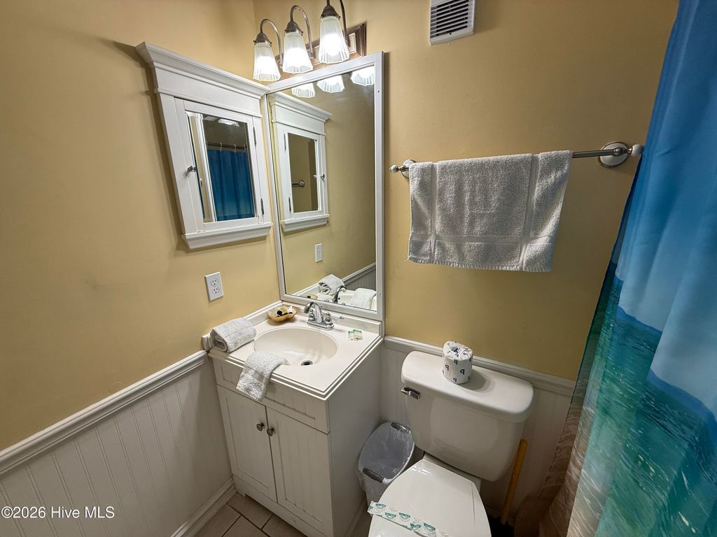 Image 19 of property listing at 1404 Canal Drive Apt 27, Carolina Beach, NC 28428