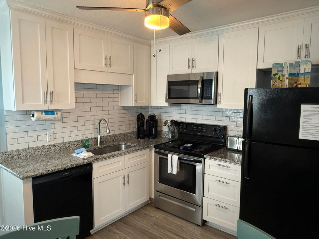 Image 8 of property listing at 1404 Canal Drive Apt 27, Carolina Beach, NC 28428