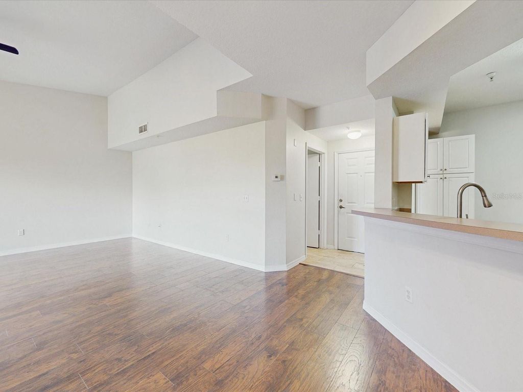 Image 5 of property listing at 5578 METROWEST BOULEVARD 203, Orlando, FL 32811