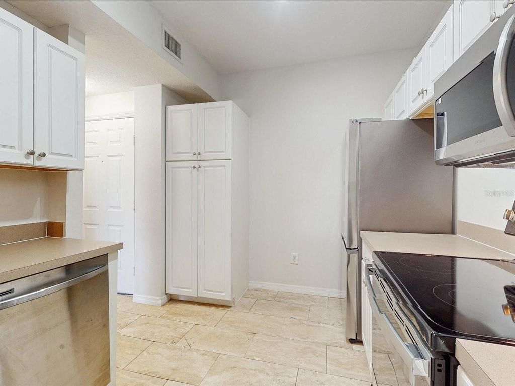 Image 8 of property listing at 5578 METROWEST BOULEVARD 203, Orlando, FL 32811