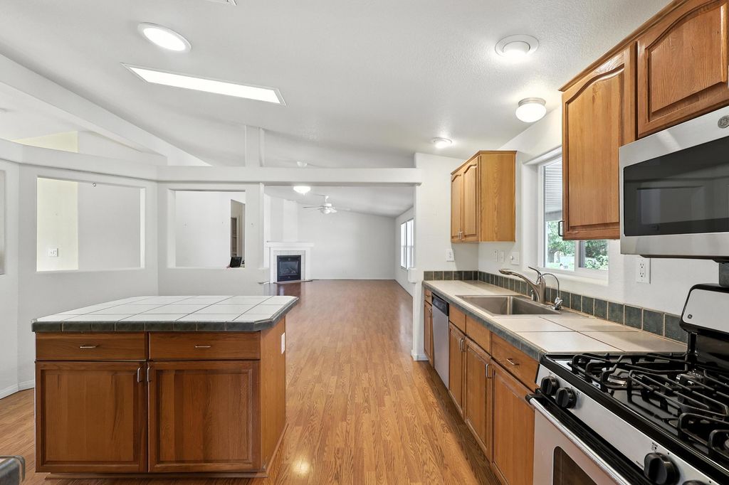 Image 11 of property listing at 202 SUNRISE BLUFFS Drive, Belen, NM 87002