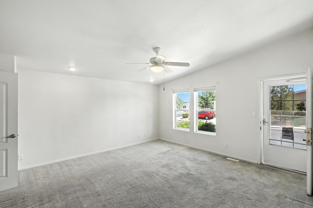 Image 12 of property listing at 202 SUNRISE BLUFFS Drive, Belen, NM 87002