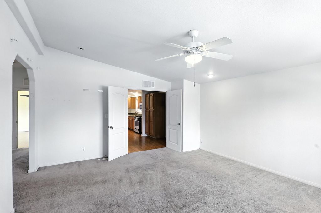 Image 13 of property listing at 202 SUNRISE BLUFFS Drive, Belen, NM 87002