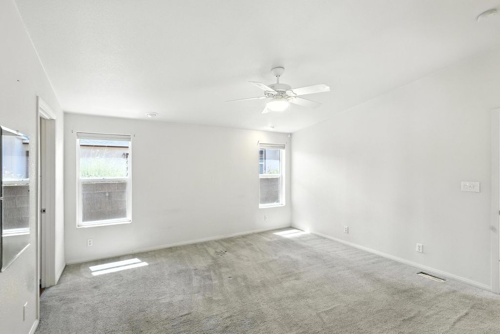 Image 15 of property listing at 202 SUNRISE BLUFFS Drive, Belen, NM 87002