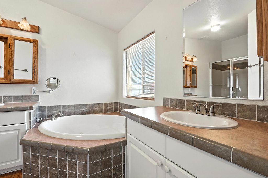 Image 17 of property listing at 202 SUNRISE BLUFFS Drive, Belen, NM 87002