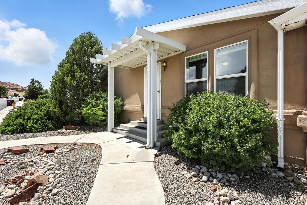 Image 2 of property listing at 202 SUNRISE BLUFFS Drive, Belen, NM 87002