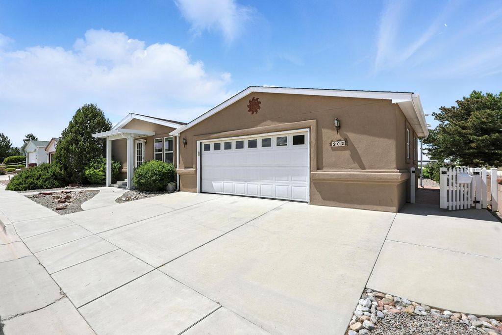 Image 32 of property listing at 202 SUNRISE BLUFFS Drive, Belen, NM 87002