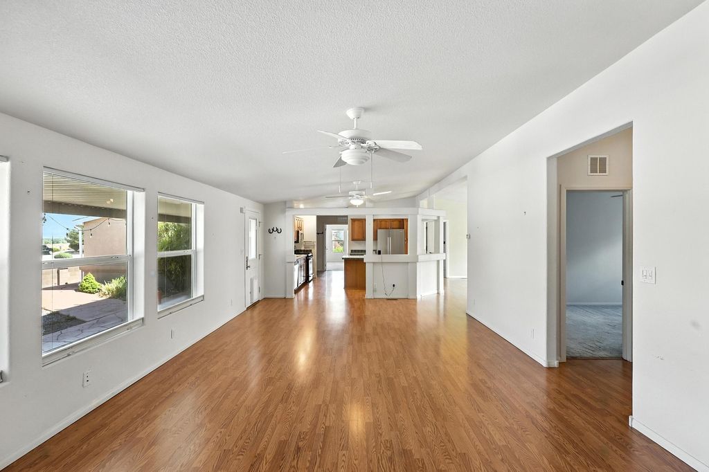 Image 4 of property listing at 202 SUNRISE BLUFFS Drive, Belen, NM 87002