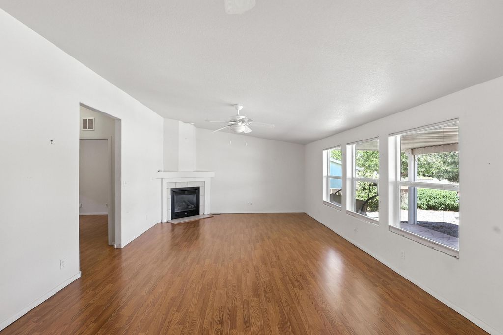 Image 6 of property listing at 202 SUNRISE BLUFFS Drive, Belen, NM 87002