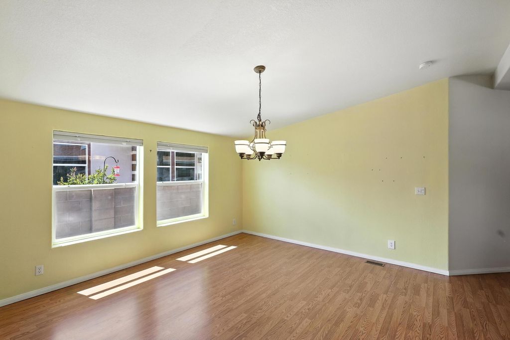 Image 8 of property listing at 202 SUNRISE BLUFFS Drive, Belen, NM 87002