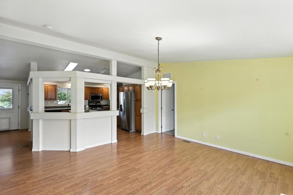 Image 9 of property listing at 202 SUNRISE BLUFFS Drive, Belen, NM 87002