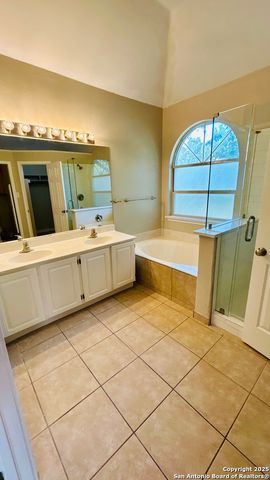 6362 PARKLAND OAKS DR, San Antonio, TX 78240