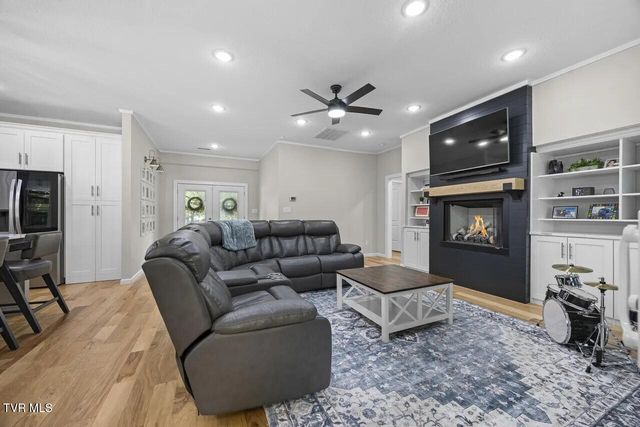 2704 River Island Boulevard, Kodak, TN 37764