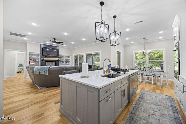 2704 River Island Boulevard, Kodak, TN 37764