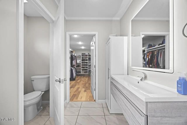 2704 River Island Boulevard, Kodak, TN 37764