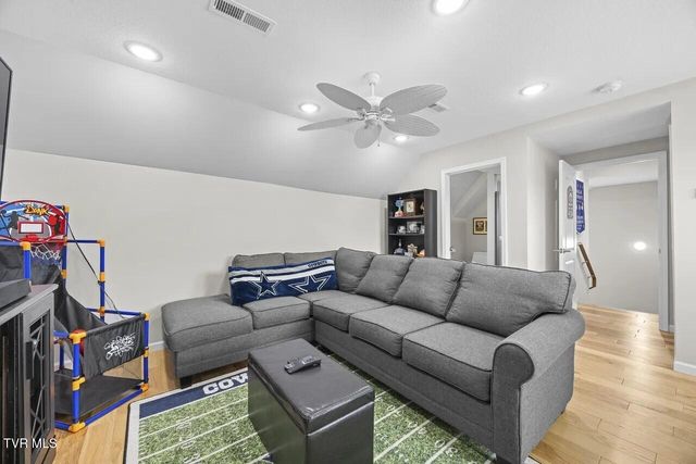 2704 River Island Boulevard, Kodak, TN 37764