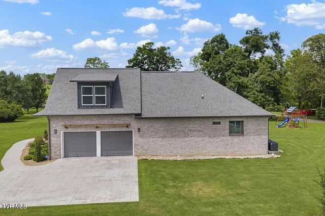 2704 River Island Boulevard, Kodak, TN 37764