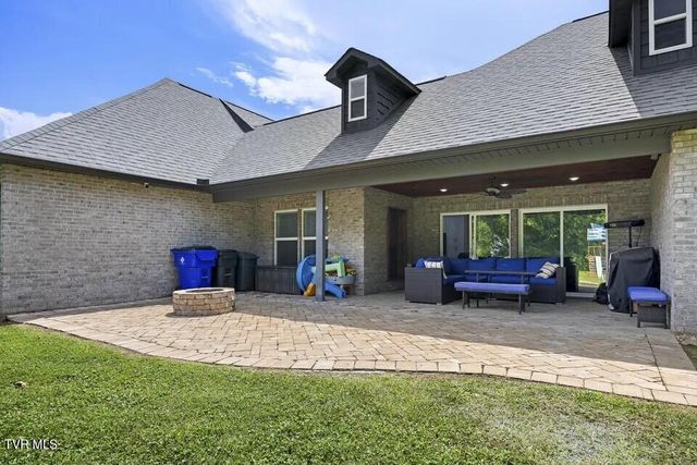 2704 River Island Boulevard, Kodak, TN 37764