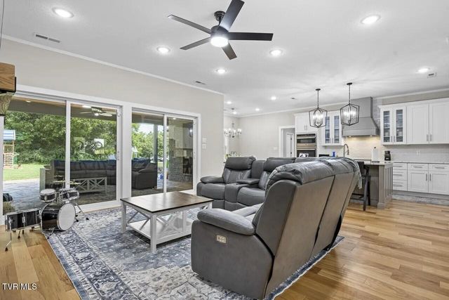2704 River Island Boulevard, Kodak, TN 37764