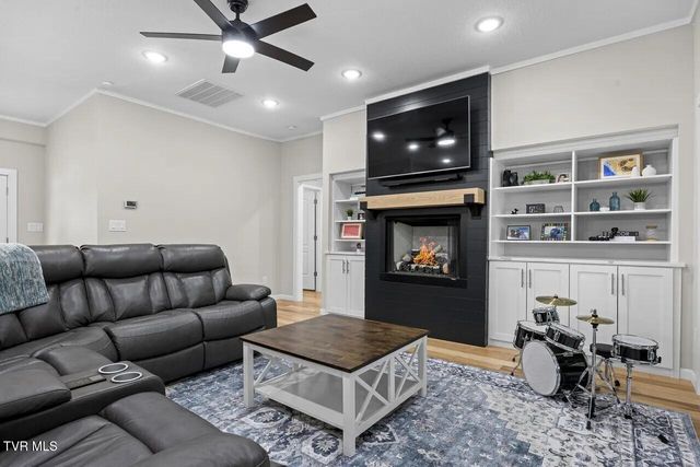 2704 River Island Boulevard, Kodak, TN 37764