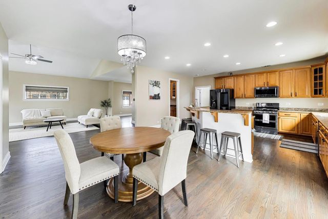 421 W Hawthorne Street, Arlington Heights, IL 60004