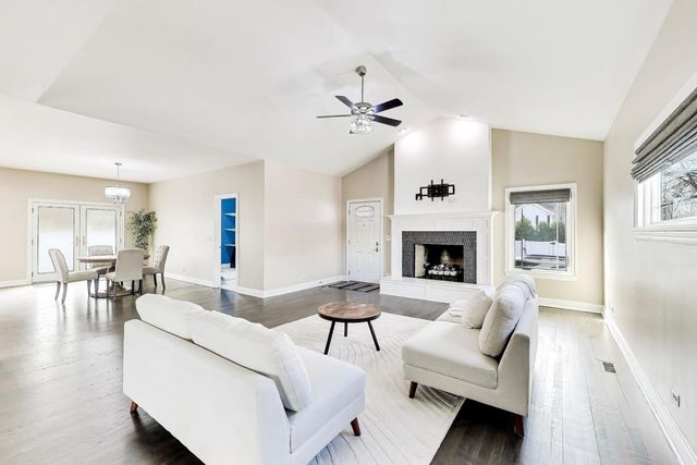 421 W Hawthorne Street, Arlington Heights, IL 60004