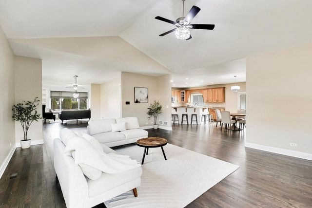 421 W Hawthorne Street, Arlington Heights, IL 60004