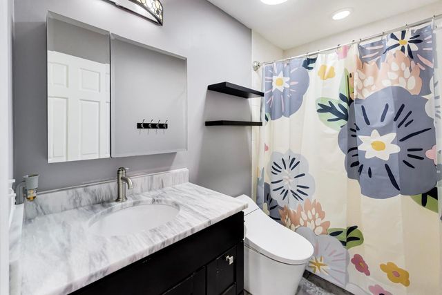 421 W Hawthorne Street, Arlington Heights, IL 60004