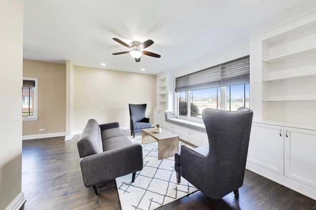 421 W Hawthorne Street, Arlington Heights, IL 60004