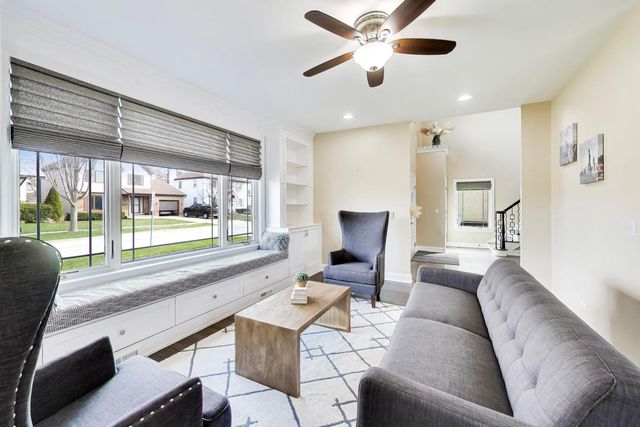 421 W Hawthorne Street, Arlington Heights, IL 60004