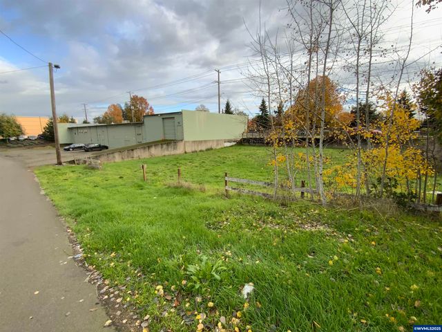 799 Edgewater St, Salem, OR 97304