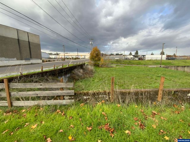 799 Edgewater St, Salem, OR 97304