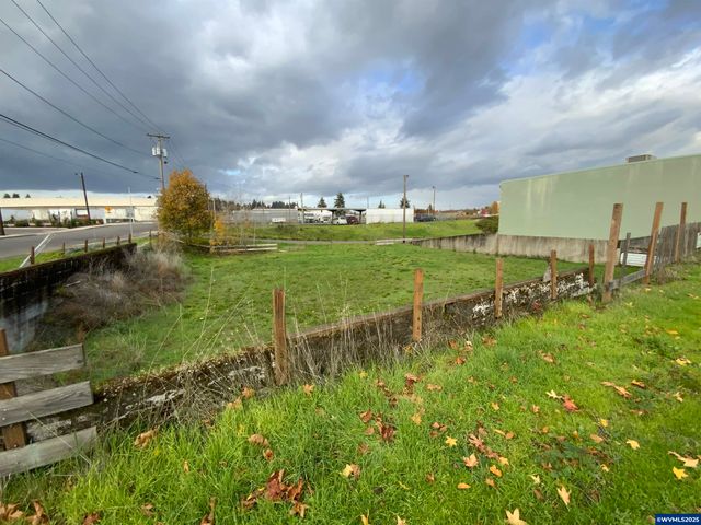 799 Edgewater St, Salem, OR 97304