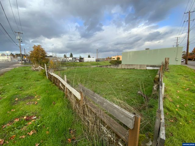 799 Edgewater St, Salem, OR 97304