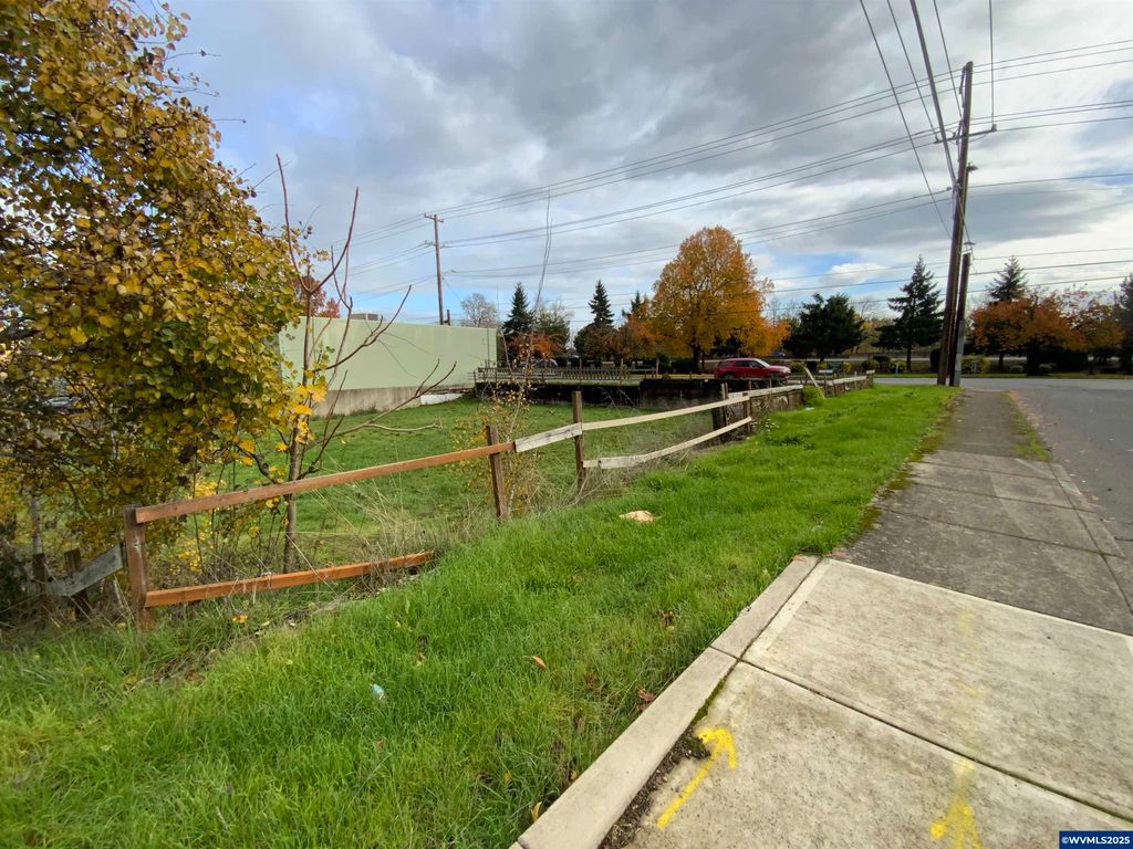 799 Edgewater St, Salem, OR 97304