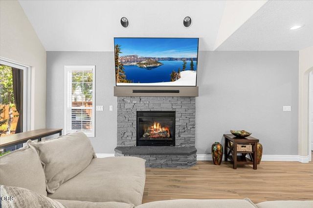 345 Meadow Lark Way, Central Point, OR 97502