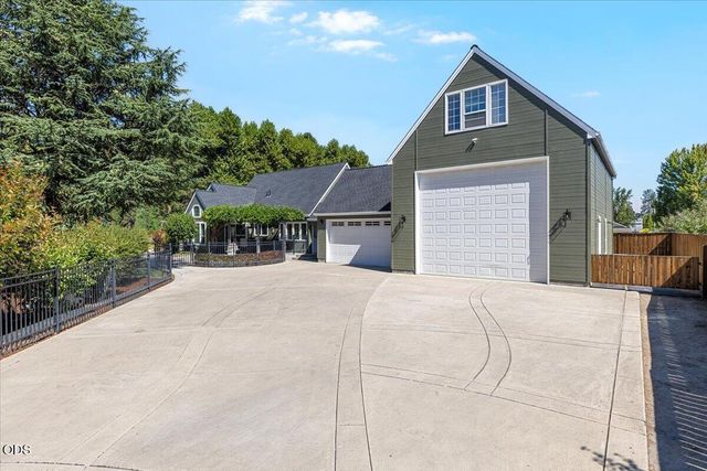 345 Meadow Lark Way, Central Point, OR 97502