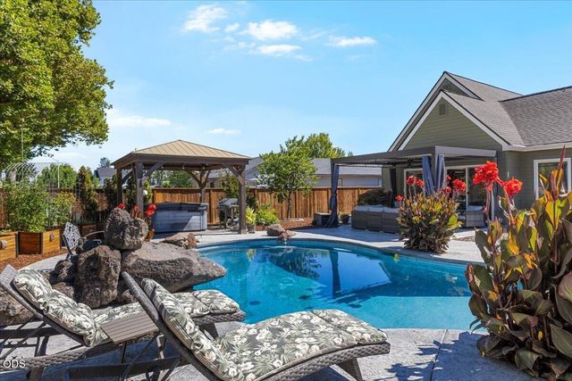 345 Meadow Lark Way, Central Point, OR 97502
