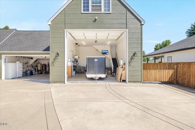 345 Meadow Lark Way, Central Point, OR 97502