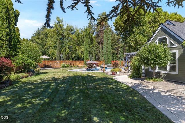 345 Meadow Lark Way, Central Point, OR 97502