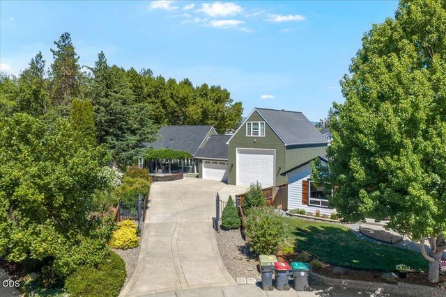 345 Meadow Lark Way, Central Point, OR 97502