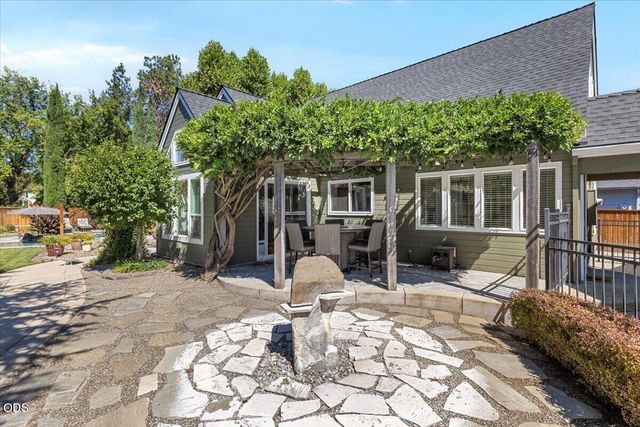 345 Meadow Lark Way, Central Point, OR 97502