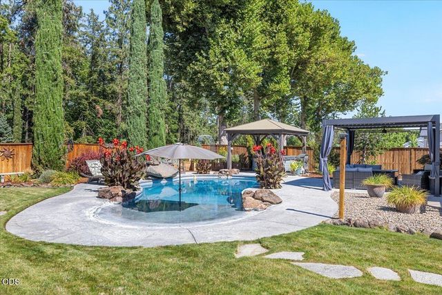 345 Meadow Lark Way, Central Point, OR 97502