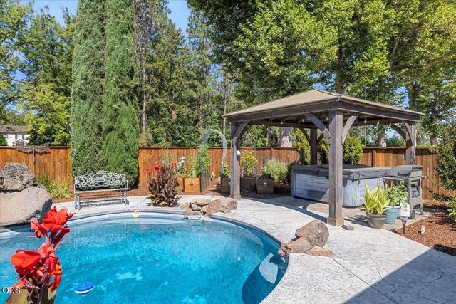345 Meadow Lark Way, Central Point, OR 97502
