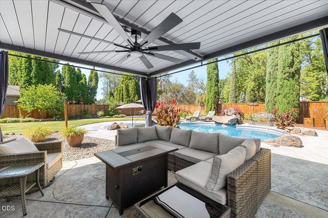 345 Meadow Lark Way, Central Point, OR 97502
