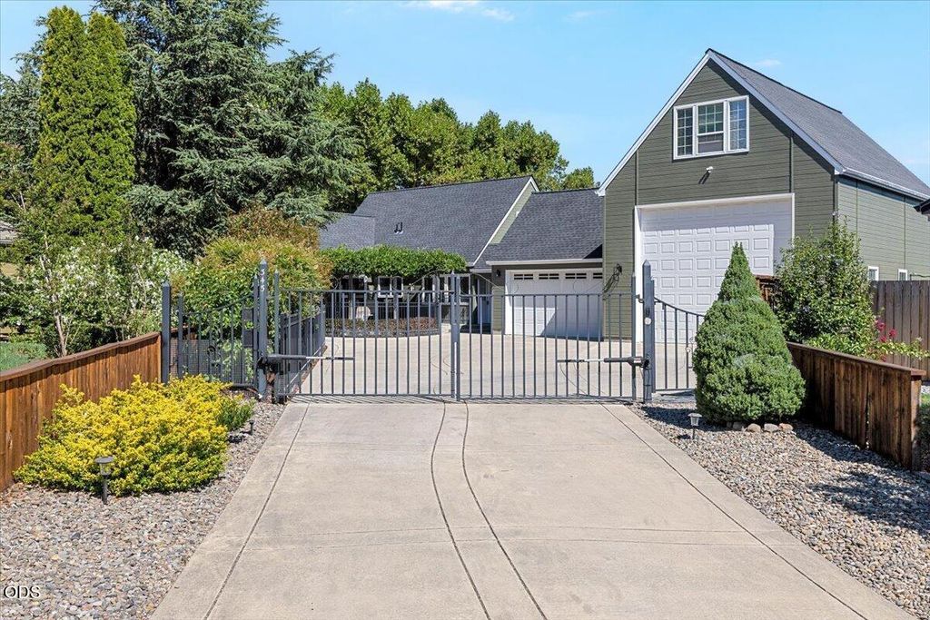 345 Meadow Lark Way, Central Point, OR 97502