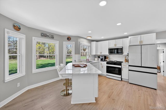18618 W 9 Mile Road, Southfield, MI 48075