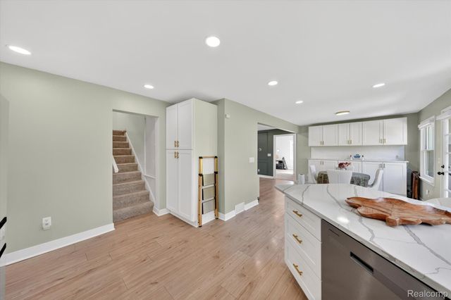 18618 W 9 Mile Road, Southfield, MI 48075