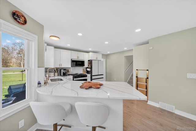 18618 W 9 Mile Road, Southfield, MI 48075